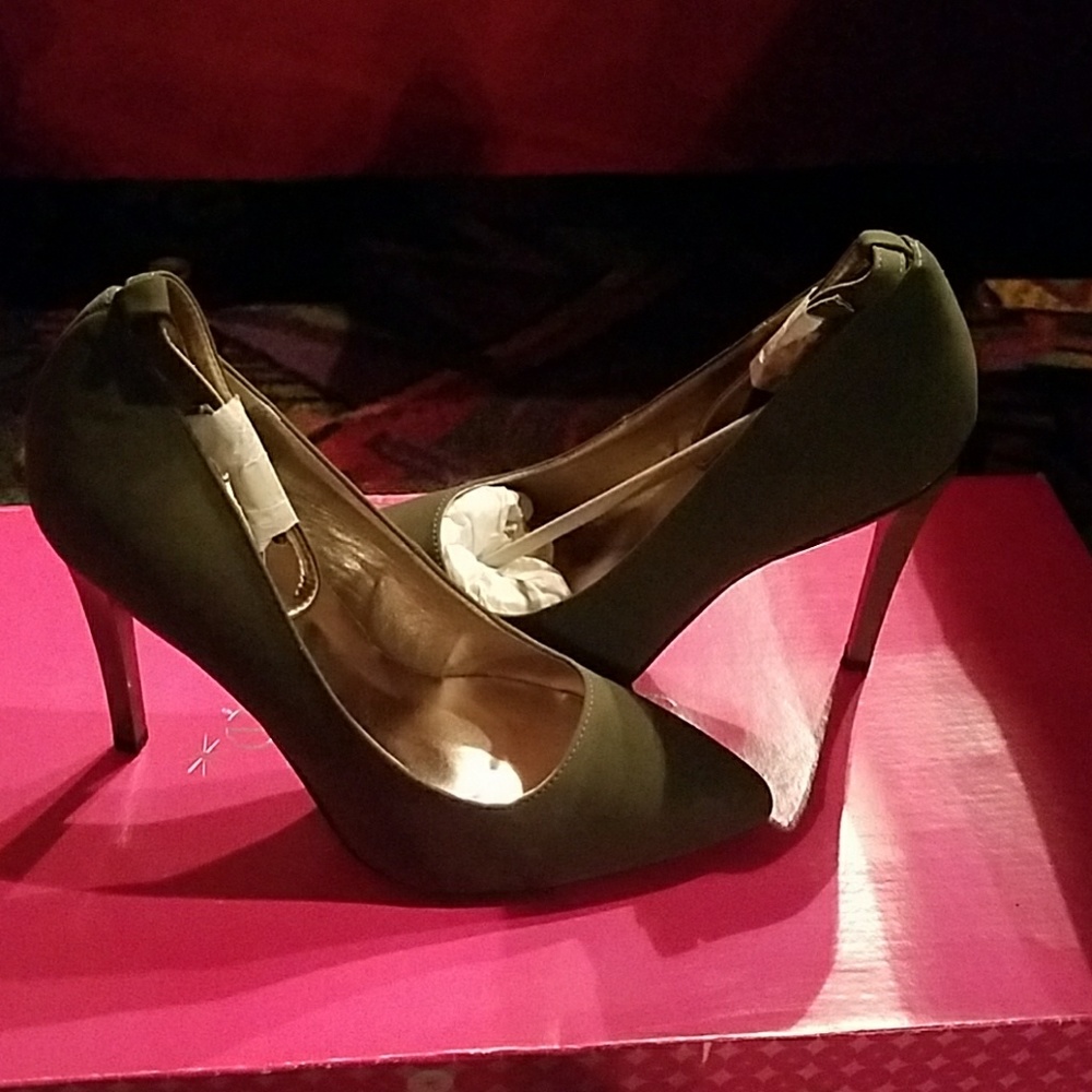 Shoes - Picture 2 of 4